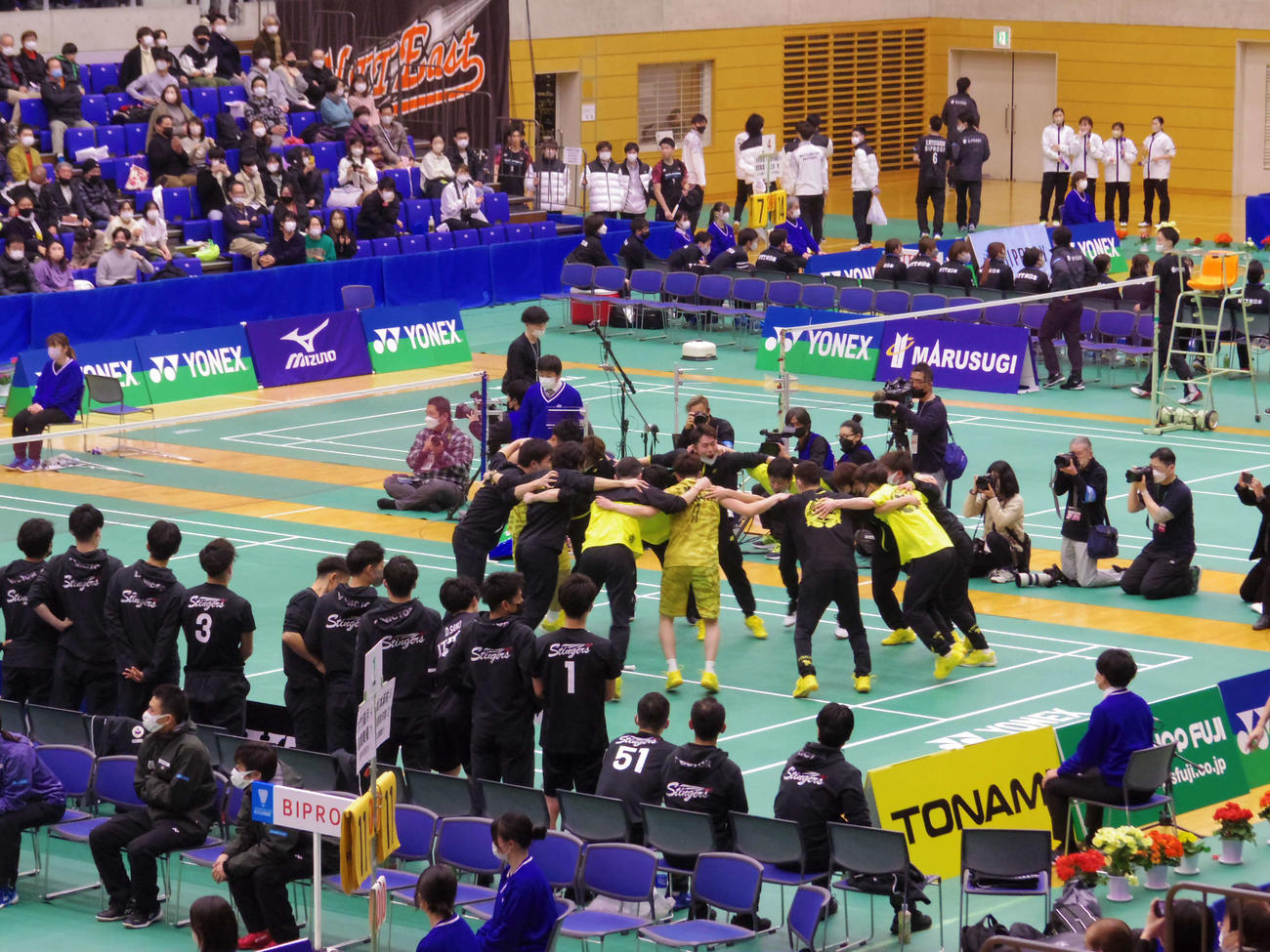 5連覇を達成して歓喜の輪を作るトナミ運輸の選手たち