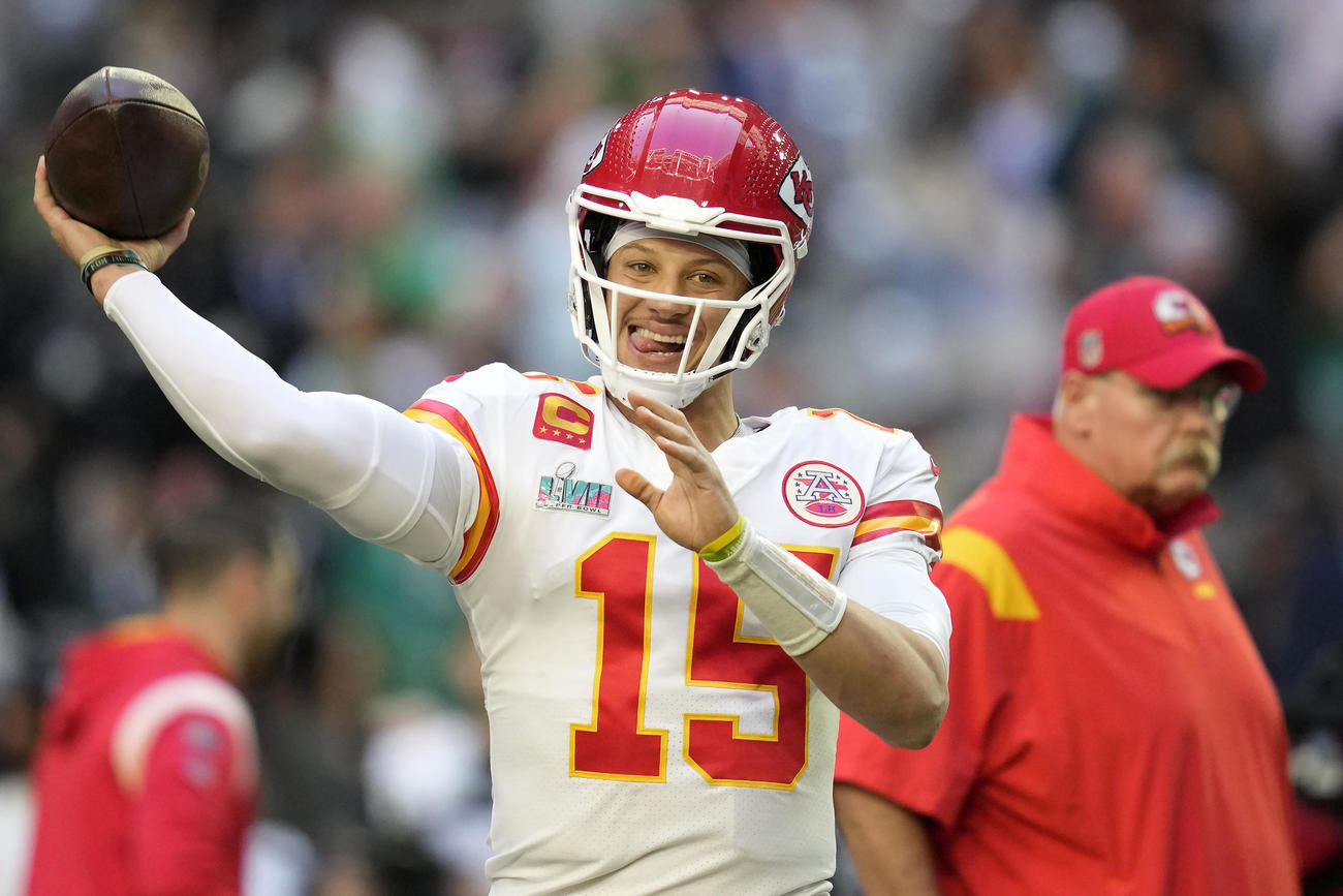 ウォームアップするチーフスQBパトリック・マホームズ（AP）
