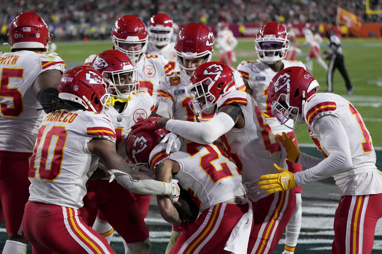 第4Q　ムーア（中央）のタッチダウンを喜ぶチーフスの選手（AP）