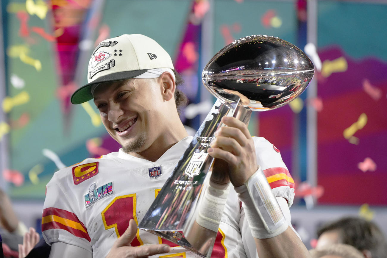 笑顔でトロフィーを掲げるチーフスQBマホームズ（AP）