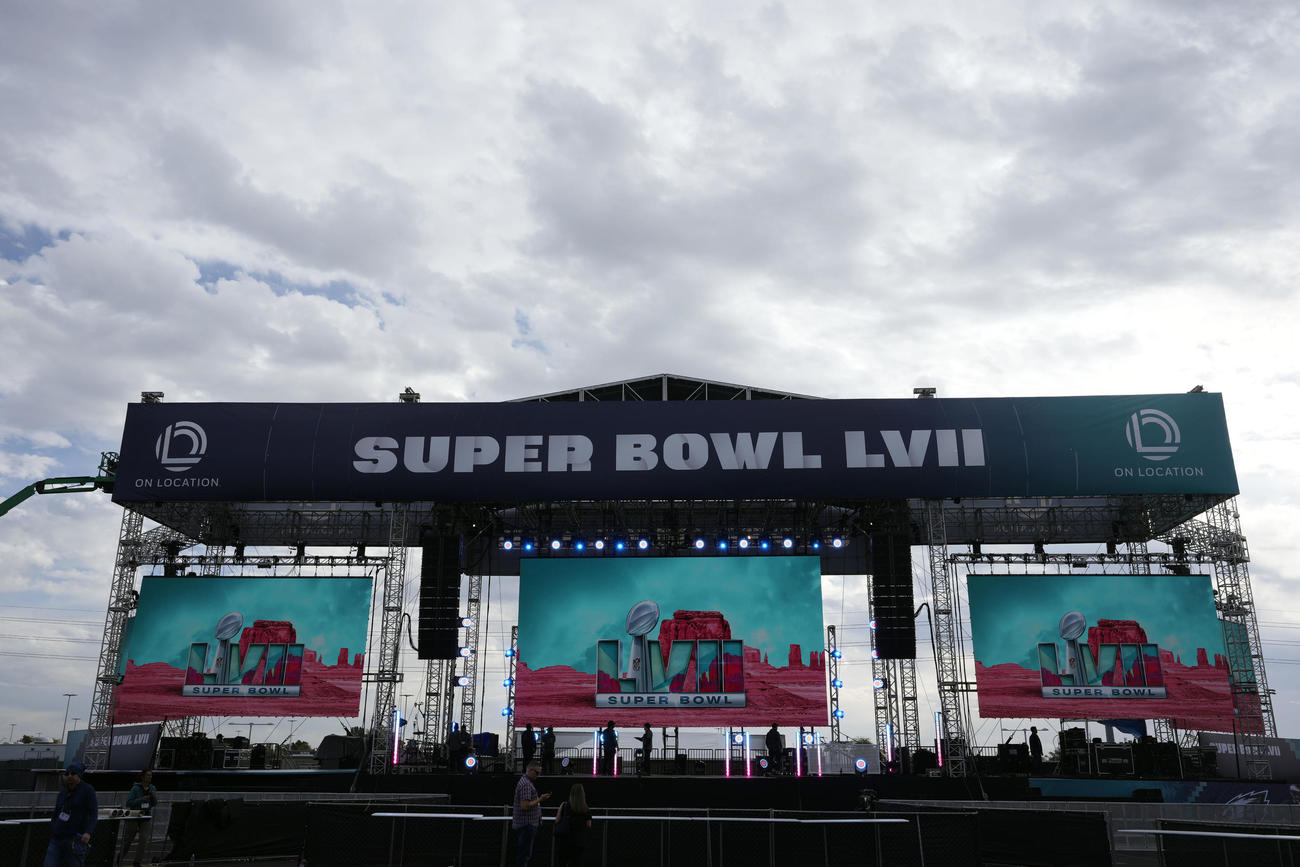 スーパーボウルのロゴが表示されたスタジアムの外のステージ（AP）