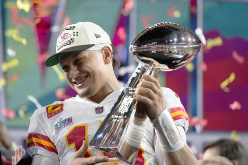 笑顔でトロフィーを掲げるチーフスQBマホームズ（AP）
