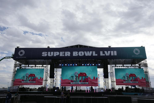 スーパーボウルのロゴが表示されたスタジアムの外のステージ（AP）