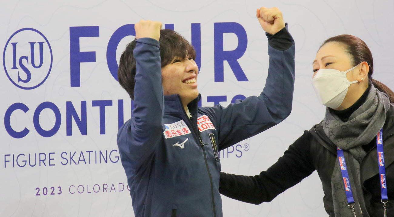 フィギュアスケート4大陸選手権　男子史上最年少優勝を遂げ、喜びを爆発させる三浦佳生（左）と佐藤紀子コーチ（撮影・木下淳）
