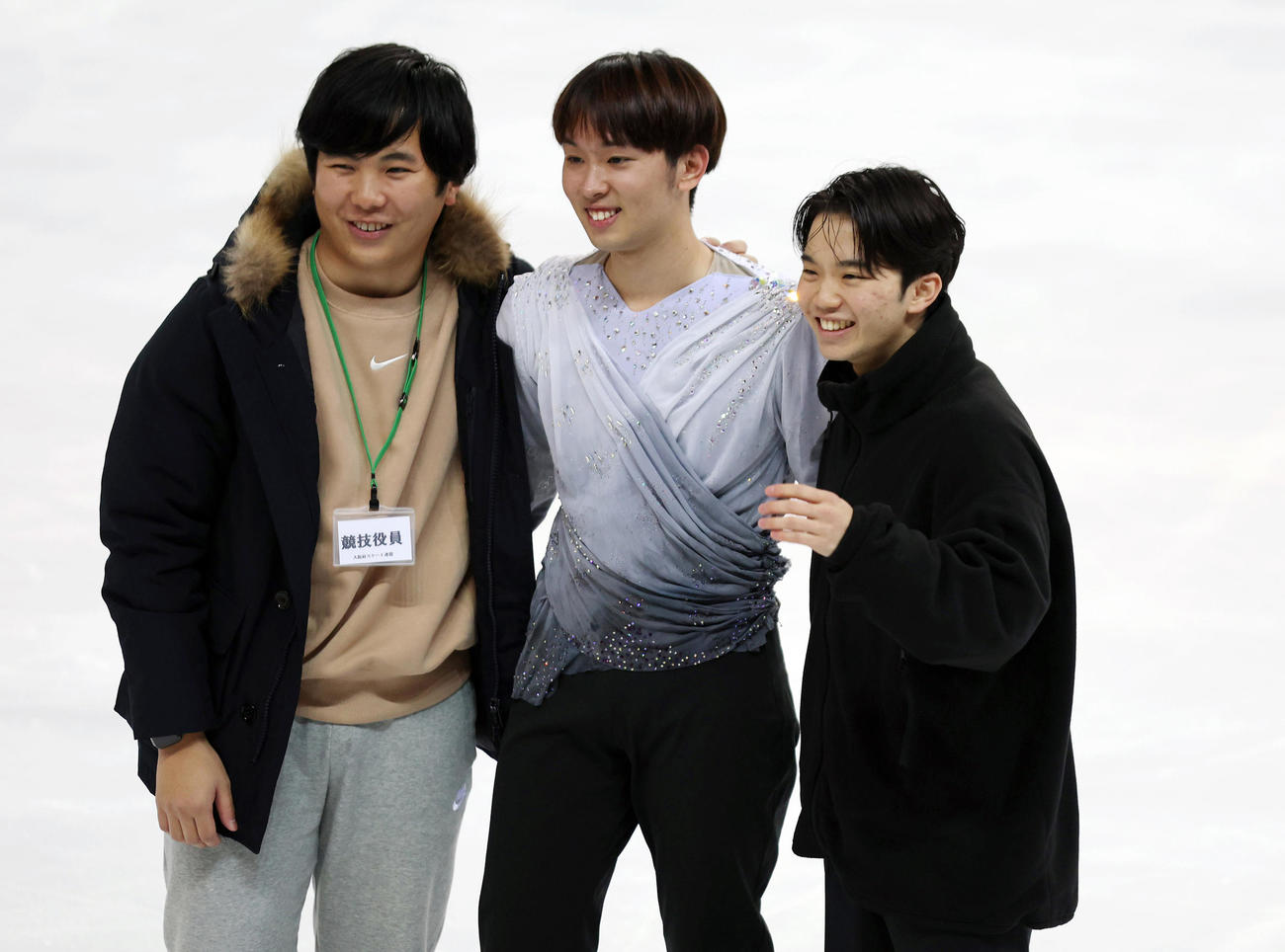 エキシビションでの演技を終え、本田太一さん（左）、友野（右）と笑顔で写真に納まる須本（撮影・前田充）