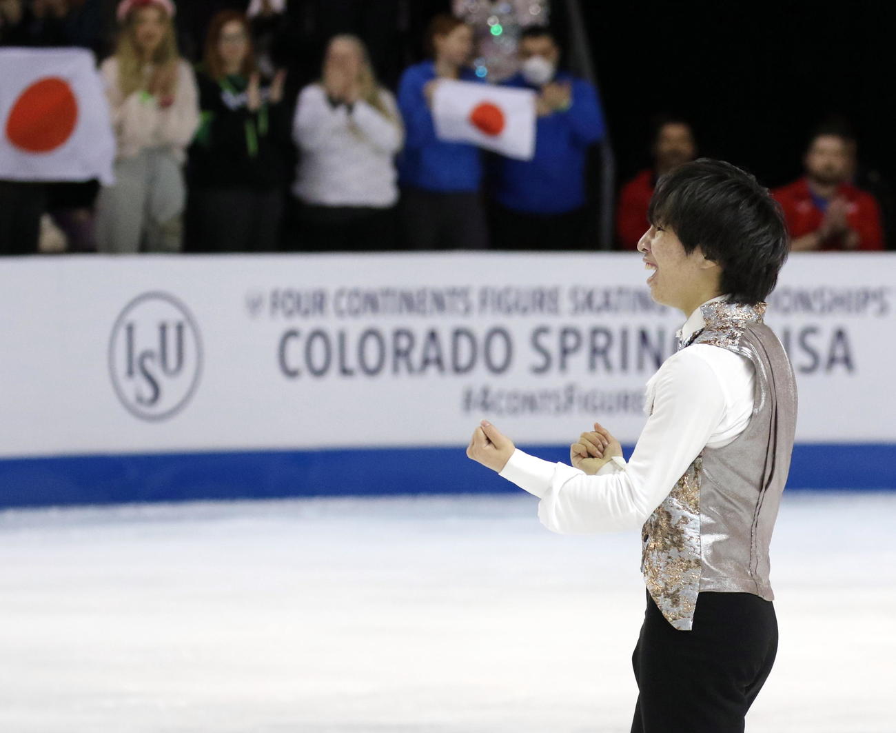フィギュアスケート4大陸選手権　男子史上最年少優勝を果たし、演技後にガッツポーズする三浦佳生（撮影・木下淳）