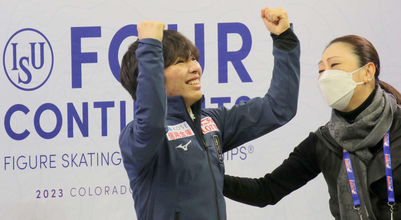 4大陸選手権で男子史上最年少優勝を遂げ、喜びを爆発させる三浦（左）と佐藤紀子コーチ（撮影・木下淳）