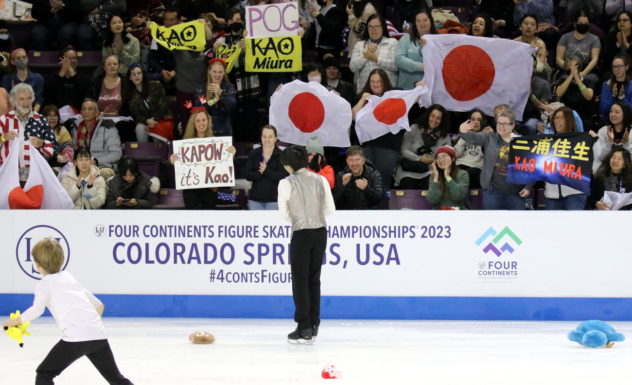 フィギュアスケート4大陸選手権　男子史上最年少優勝へ会心の演技を終え、本場米国のファンから祝福される三浦佳生（撮影・木下淳）