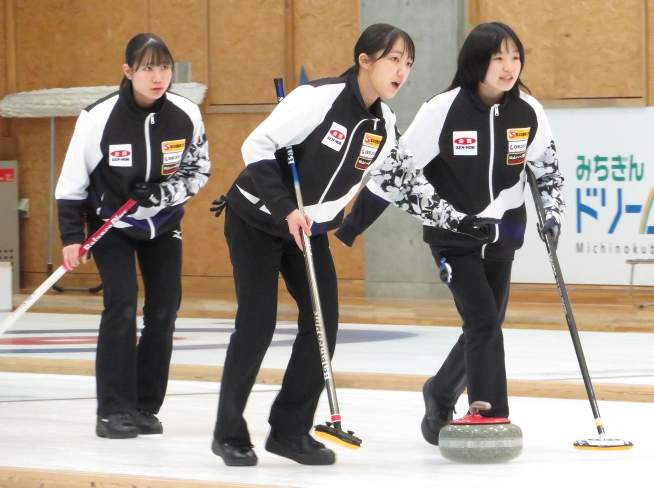 ストーンをコントロールする東北選抜の選手たち（撮影・峯岸佑樹）