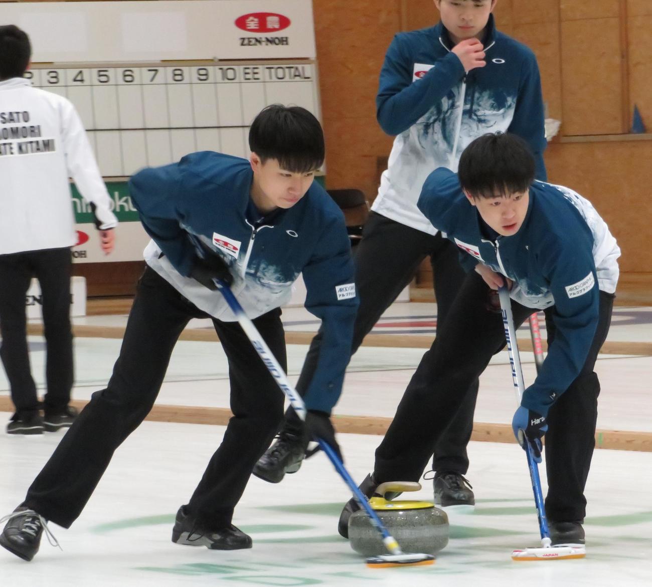 力強いスイープを披露する北見選抜の選手たち（撮影・峯岸佑樹）