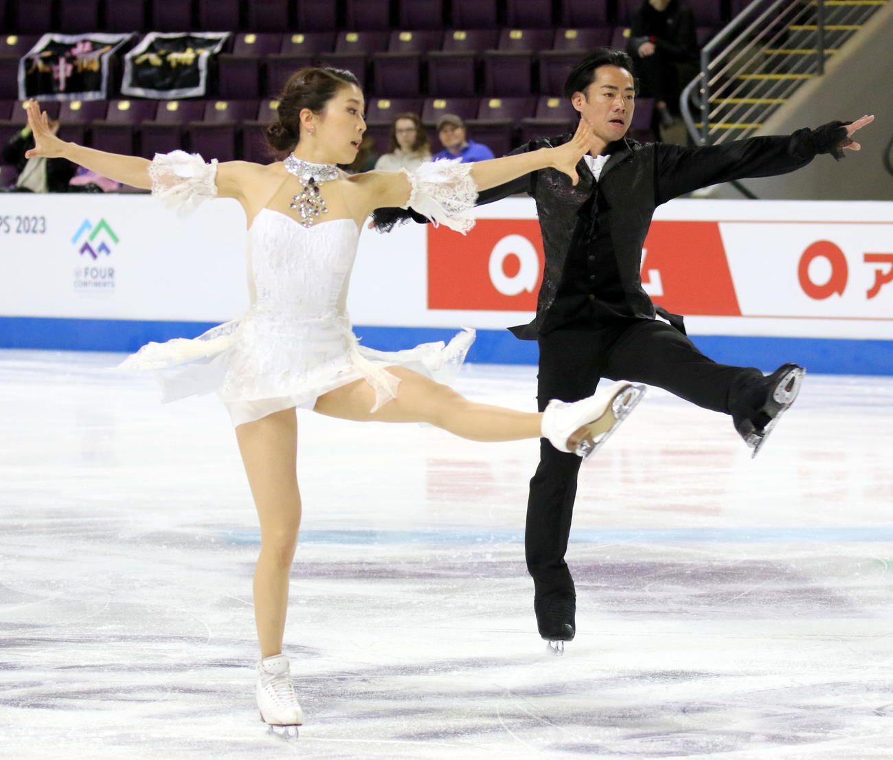 フィギュアスケート4大陸選手権　午後のFDに向けて公式練習に参加した「かなだい」村元哉中（左）高橋大輔組（撮影・木下淳）