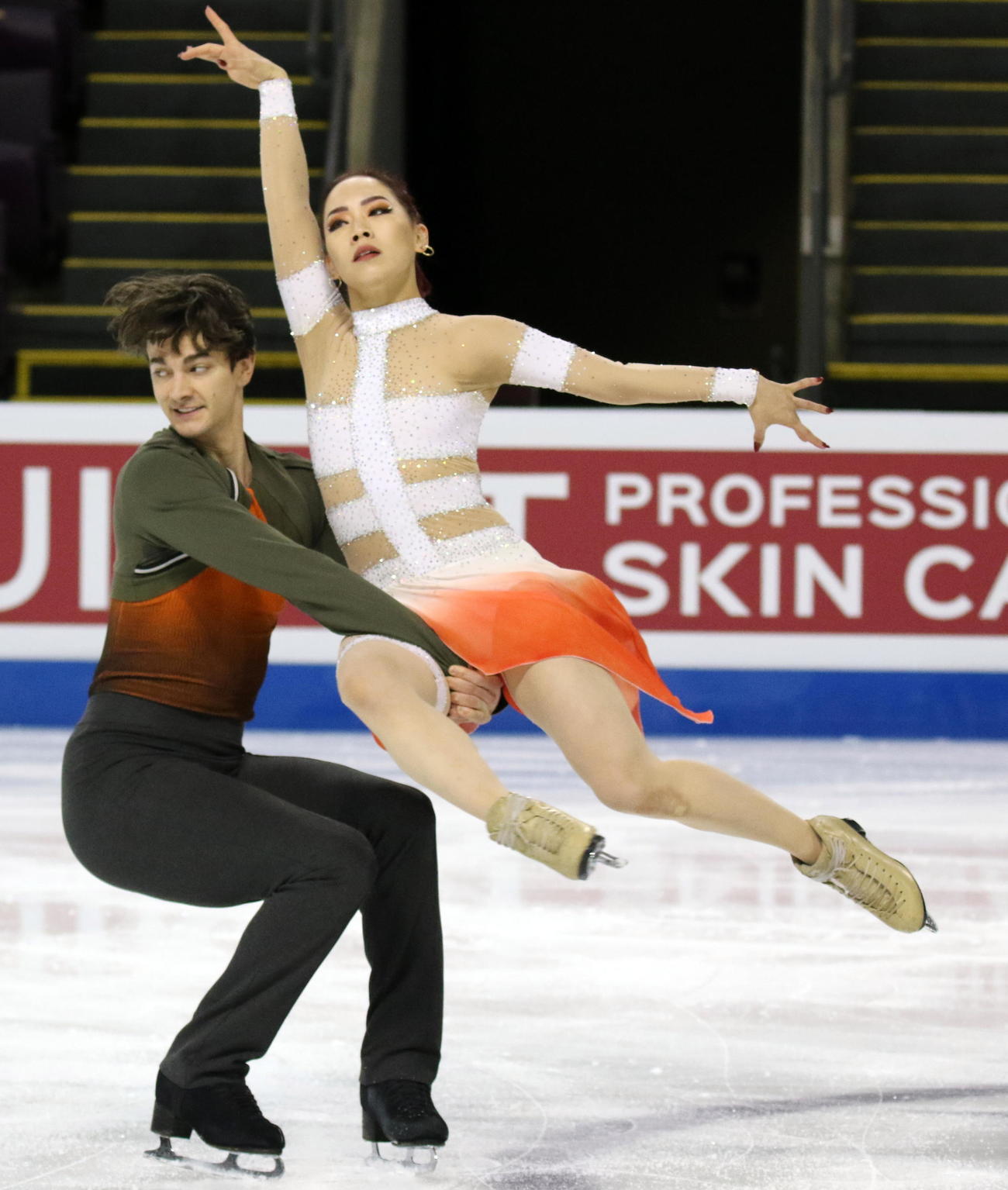 フィギュアスケート4大陸選手権　午後のフリーダンス（FD）に向けて公式練習に参加した「チームココ」小松原美里（右）尊夫妻組（撮影・木下淳）
