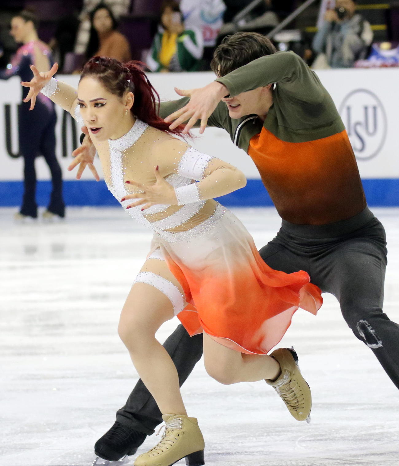 フィギュアスケート4大陸選手権　午後のフリーダンス（FD）に向けて公式練習に参加した「チームココ」小松原美里（左）尊夫妻組（撮影・木下淳）