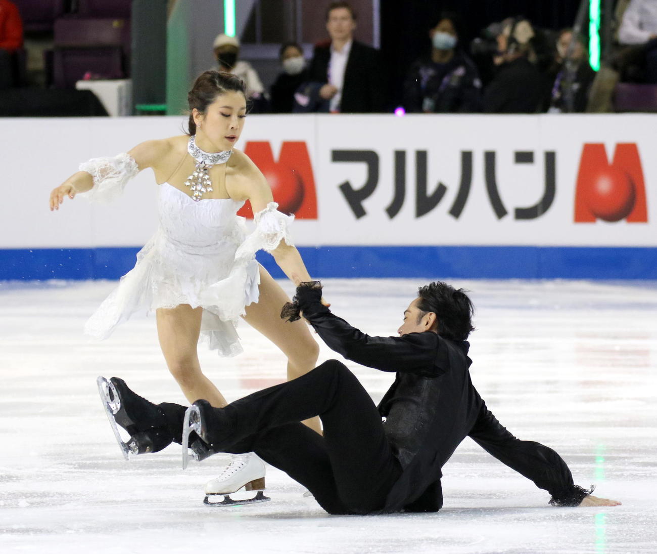 フィギュアスケート4大陸選手権　フリーダンス（FD）後半のダイアゴナルステップで1度目の転倒をした「かなだい」村元哉中（左）高橋大輔組（撮影・木下淳）