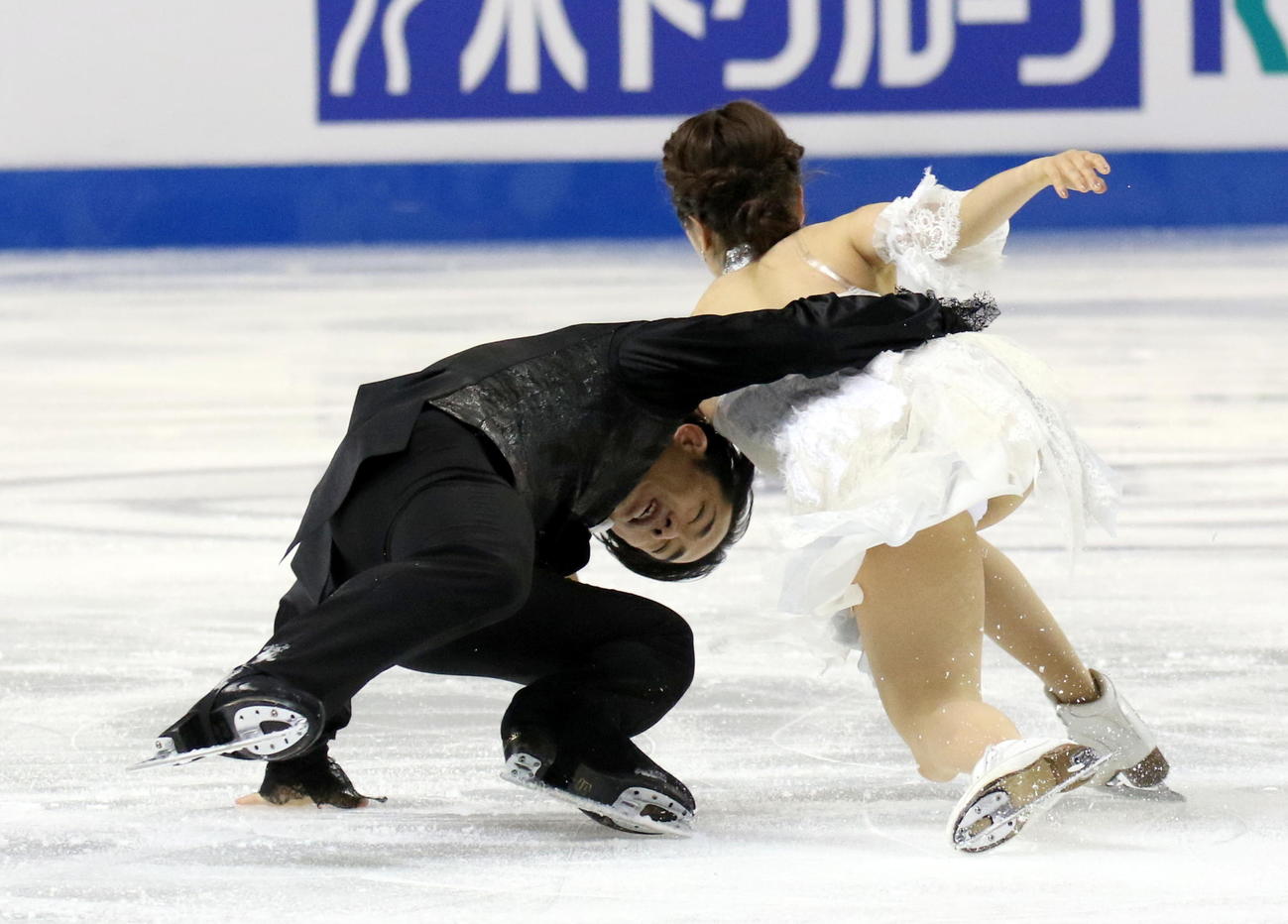 フィギュアスケート4大陸選手権　FD終盤のコレオグラフィックリフトで2度目の転倒をした「かなだい」村元哉中（右）高橋大輔組（撮影・木下淳）