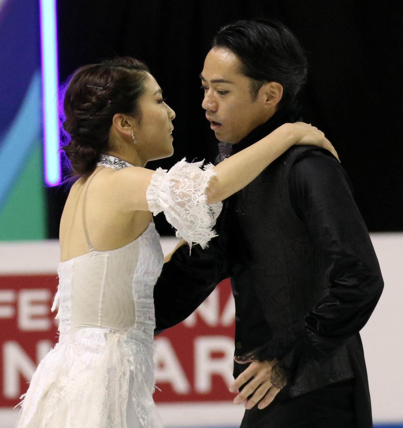 フィギュアスケート4大陸選手権　フリーダンス（FD）で2度の転倒があり、村元哉中（左）から「大丈夫」と声をかけられても、ぼうぜんとした表情の高橋大輔（撮影・木下淳）