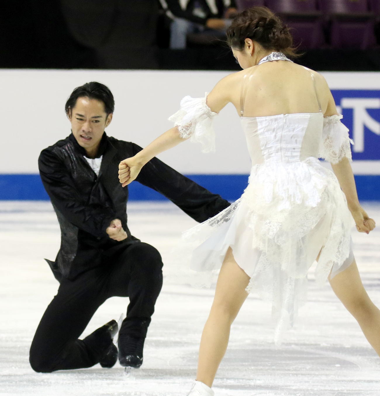 フィギュアスケート4大陸選手権　苦しそうな表情でフリーダンス（FD）のフィニッシュへ向かう「かなだい」組の高橋大輔。手前は村元哉中（撮影・木下淳）