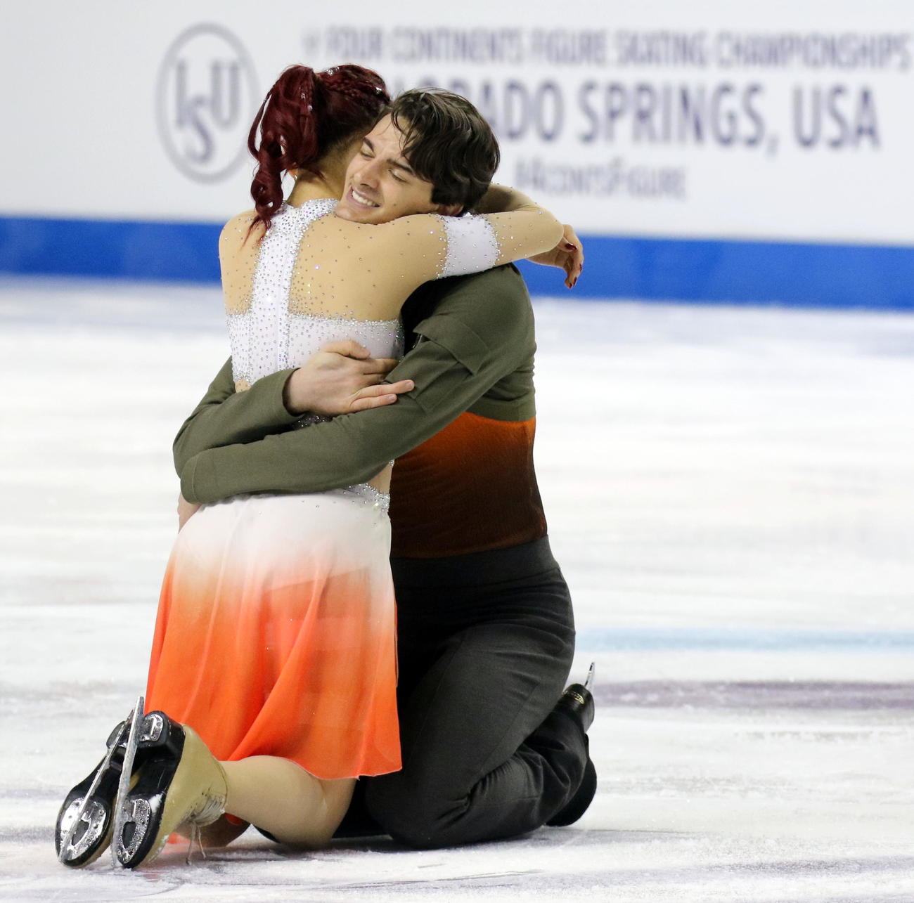 小松原尊（ティム・コレト）の故郷で、北京五輪前に18カ月間、拠点としていた米コロラドスプリングズでのフィギュアスケート4大陸選手権を万感の思いで締めくくった小松原組。背中は美里（撮影・木下淳）