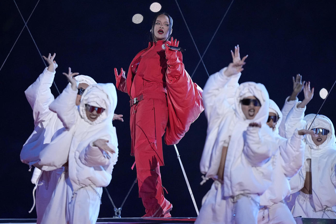 スーパーボウル・ハーフタイムショーでパフォーマンスをするリアーナ（AP）