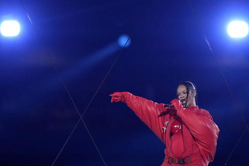 スーパーボウル・ハーフタイムショーでパフォーマンスをするリアーナ（AP）