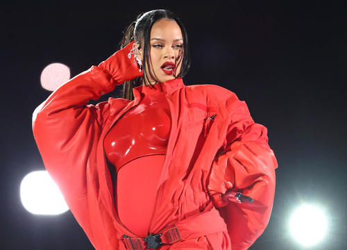 スーパーボウル・ハーフタイムショーでパフォーマンスをするリアーナ（ロイター＝USA TODAY Sports）