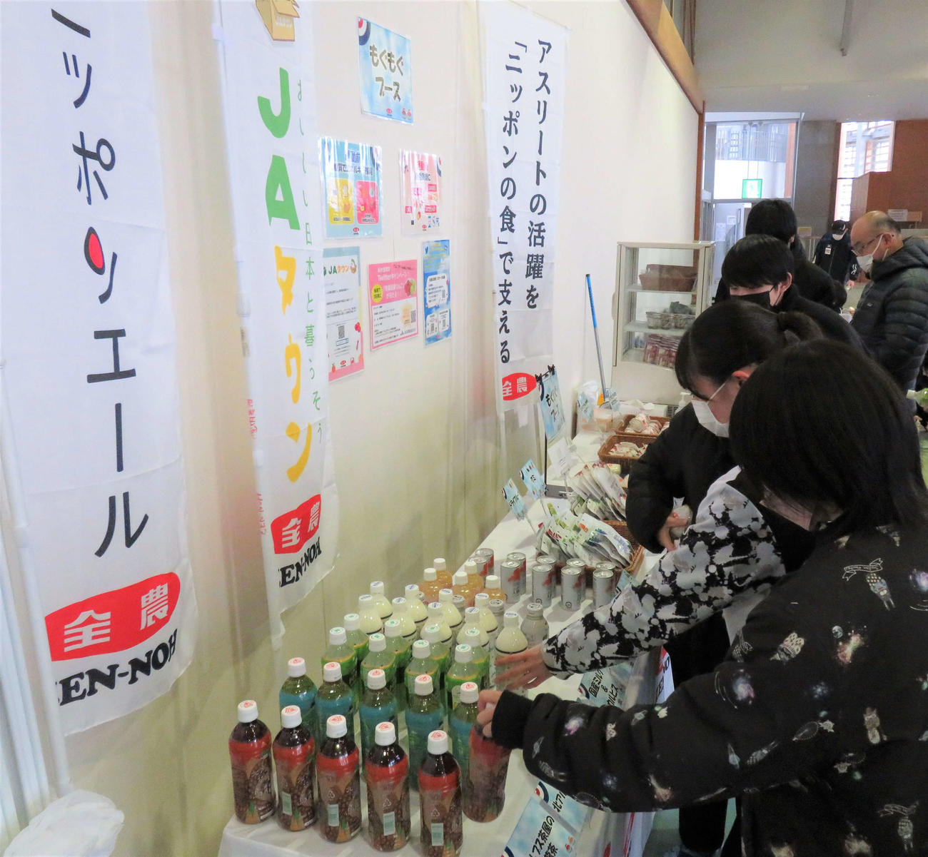 もくもぐブースで食材を手にする選手たち（2023年2月12日撮影）