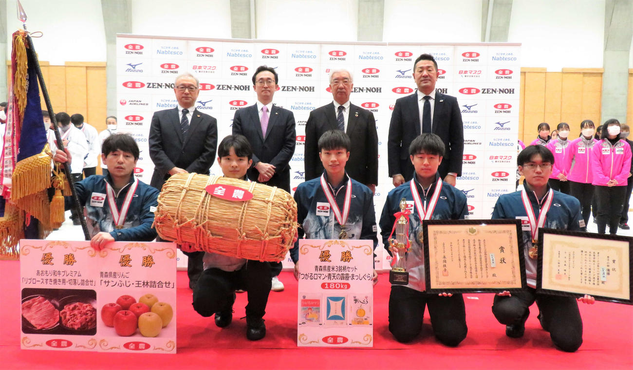 2023年2月12日、男子優勝の北見選抜とJA全農広報・調査部の山口文経次長（上段右）ら