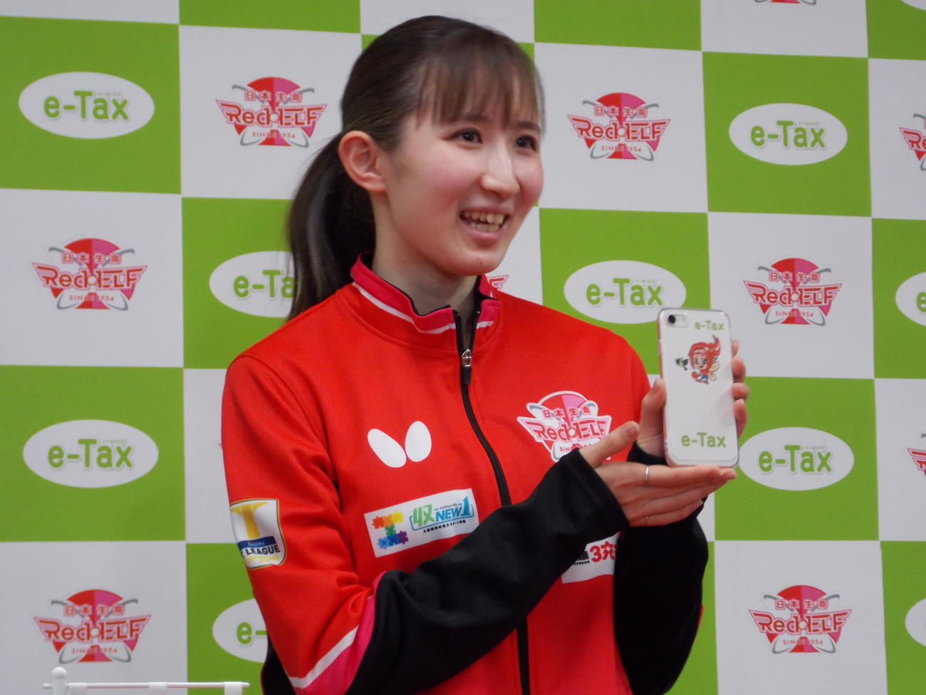 スマートフォン、マイナンバーカードを利用しての確定申告をPRした早田ひな（撮影・松本航）