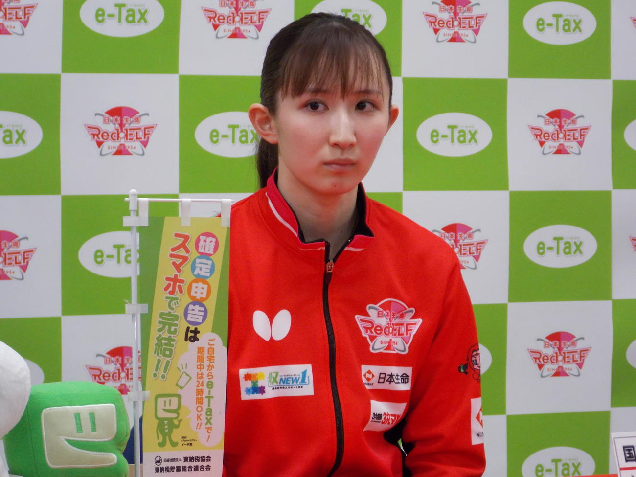 スマートフォン、マイナンバーカードを利用しての確定申告をPRした早田ひな（撮影・松本航）