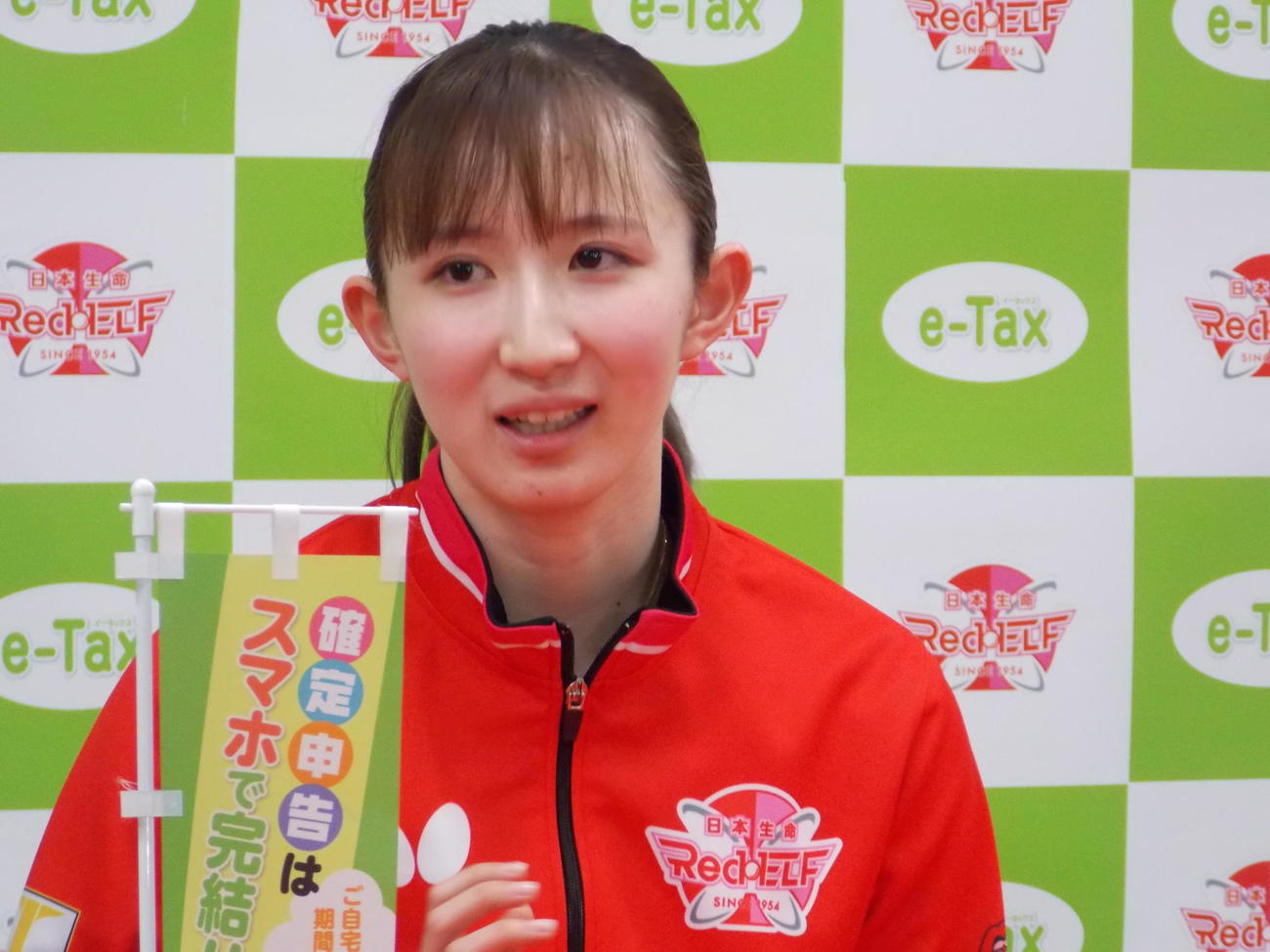 スマートフォン、マイナンバーカードを利用しての確定申告をPRした早田ひな（撮影・松本航）