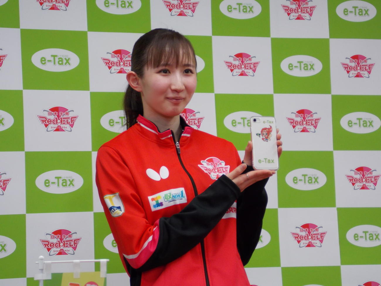 スマートフォン、マイナンバーカードを利用しての確定申告をPRした早田ひな（撮影・松本航）
