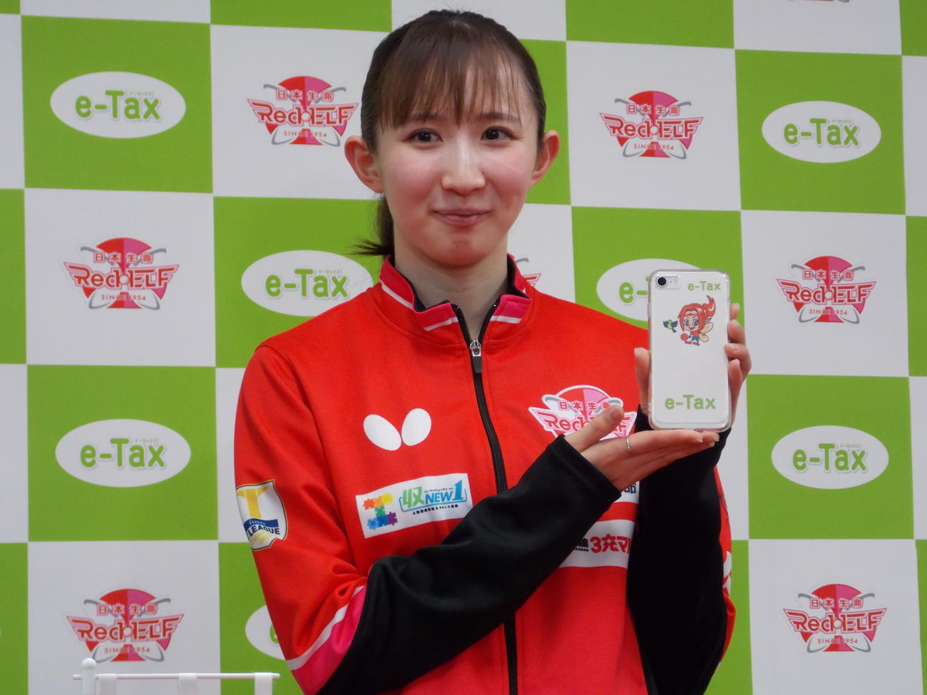 スマートフォン、マイナンバーカードを利用しての確定申告をPRした早田ひな（撮影・松本航）