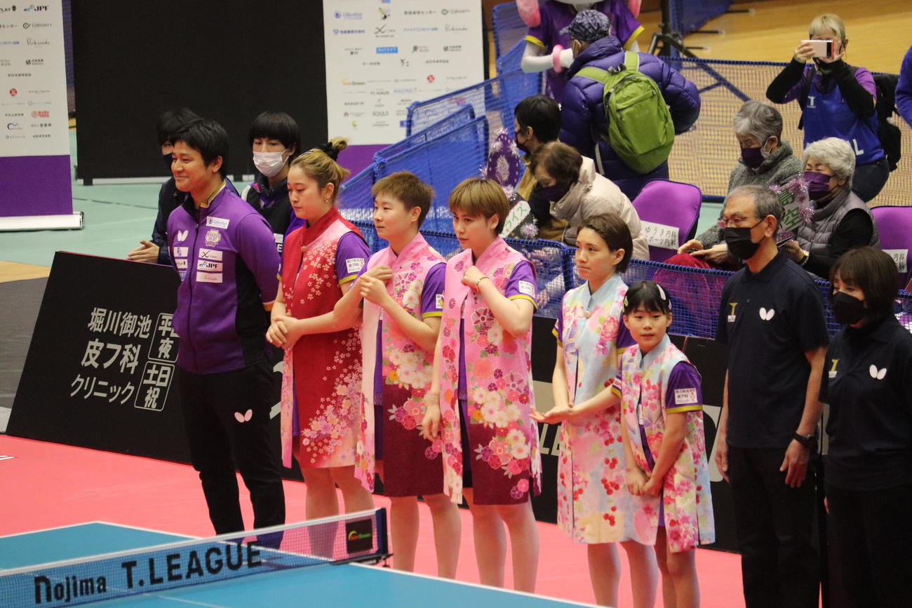 試合を前に、整列する京都カグヤライズの選手ら。左から池袋晴彦監督、ユエン・シュエジアオ、マー・ユーハン、ウェイ・ウェイション、成本綾海、松島美空（撮影・竹本穂乃加）