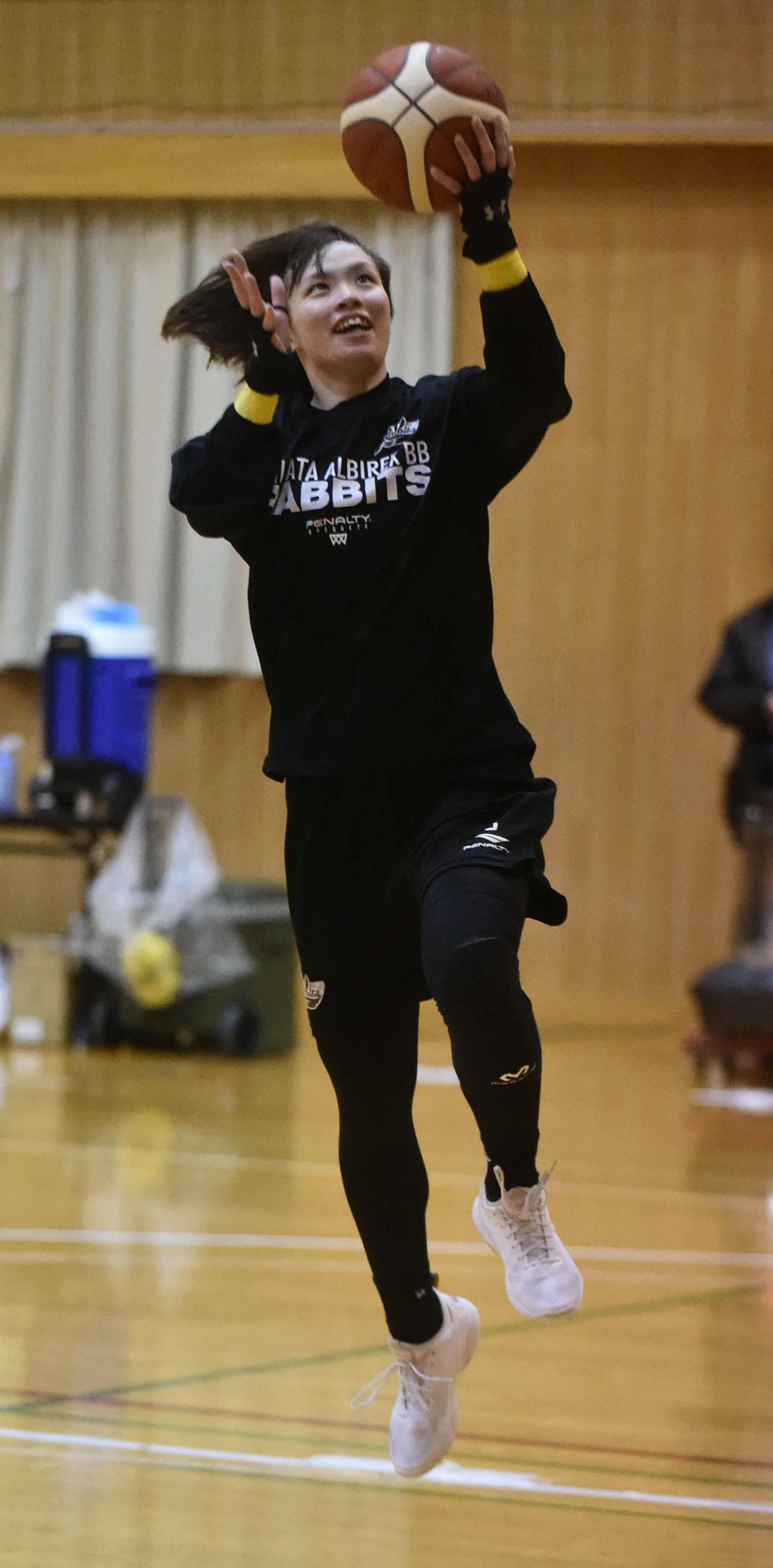 試合形式の練習でレイアップを決める中山