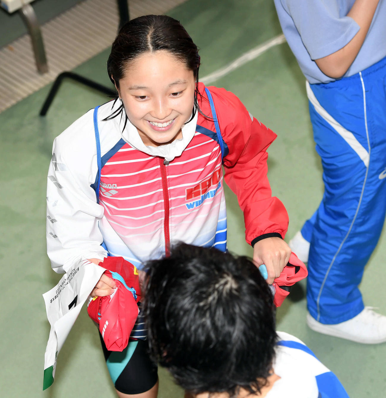 女子400メートル個人メドレー決勝　優勝を飾り笑顔を見せる成田（撮影・たえ見朱実）