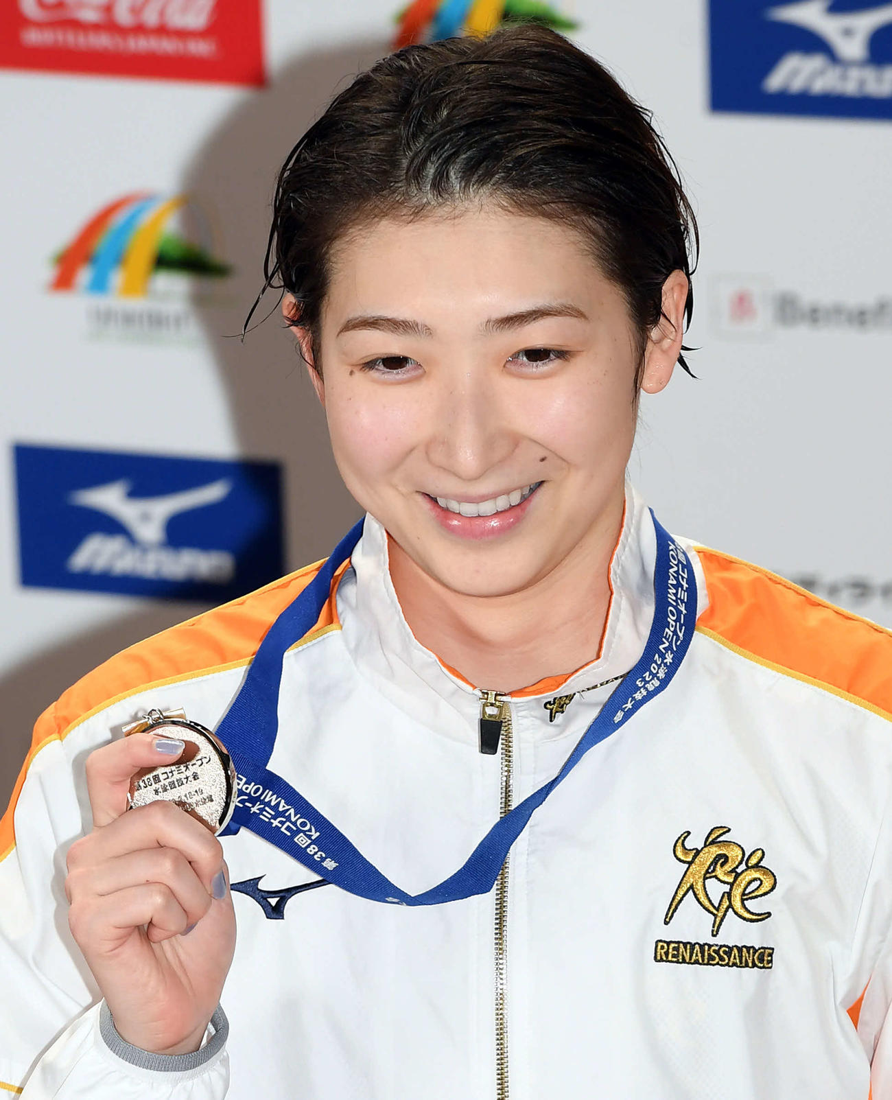 女子100メートルバタフライ決勝　2位となり表彰台で笑顔を見せる池江（撮影・たえ見朱実）