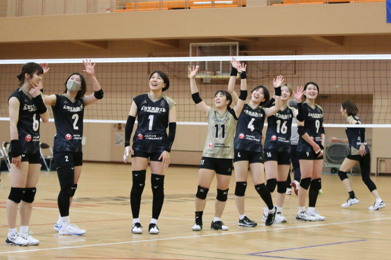 全国6人制バレーボールリーグ総合男女優勝大会　決勝リーグで、試合に勝利し観客に手を振るアルテミス北海道の選手たち（撮影・山崎純一）