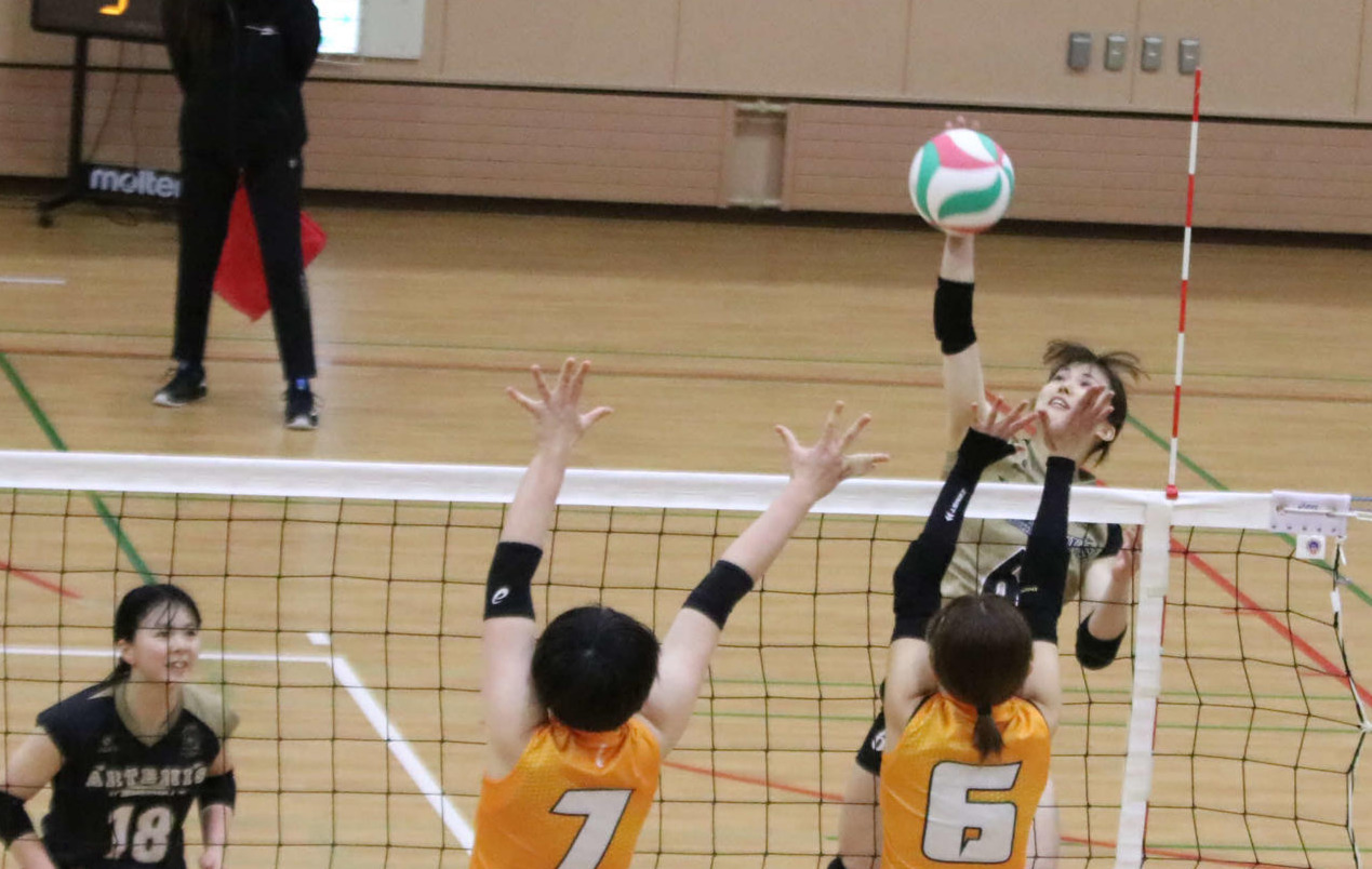 6人制の大会で、スパイクを放つアルテミス北海道の小室（撮影・山崎純一）