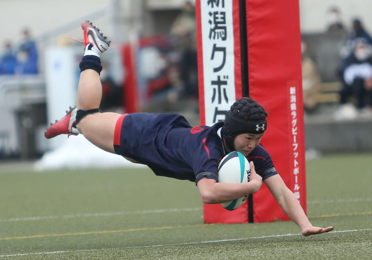 10－10の後半10分に勝ち越しトライを決める開志国際のFB星