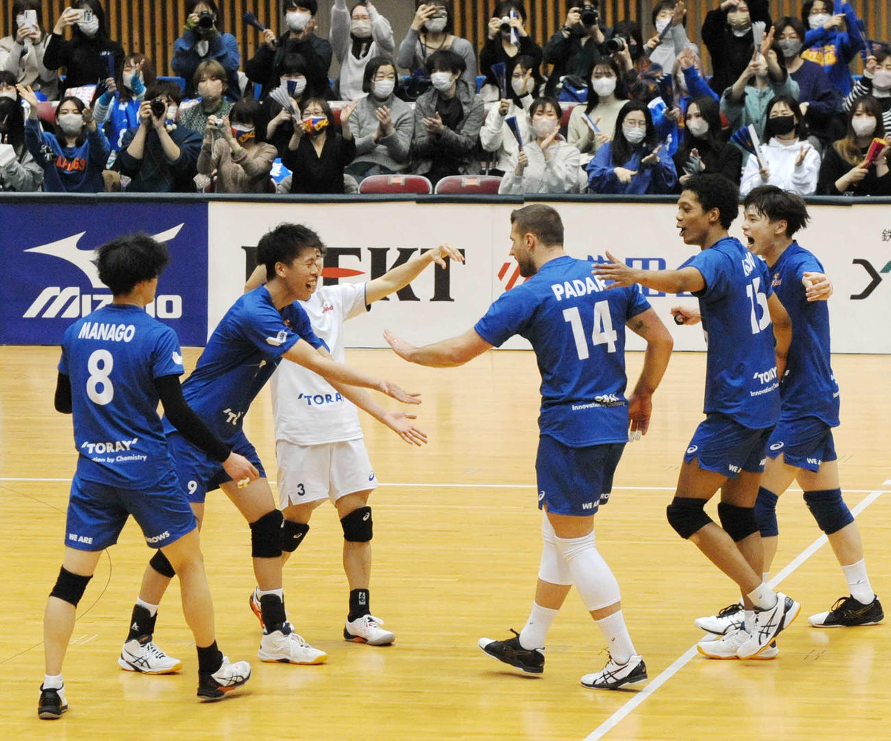勝利を収めて喜ぶ東レの選手たち　