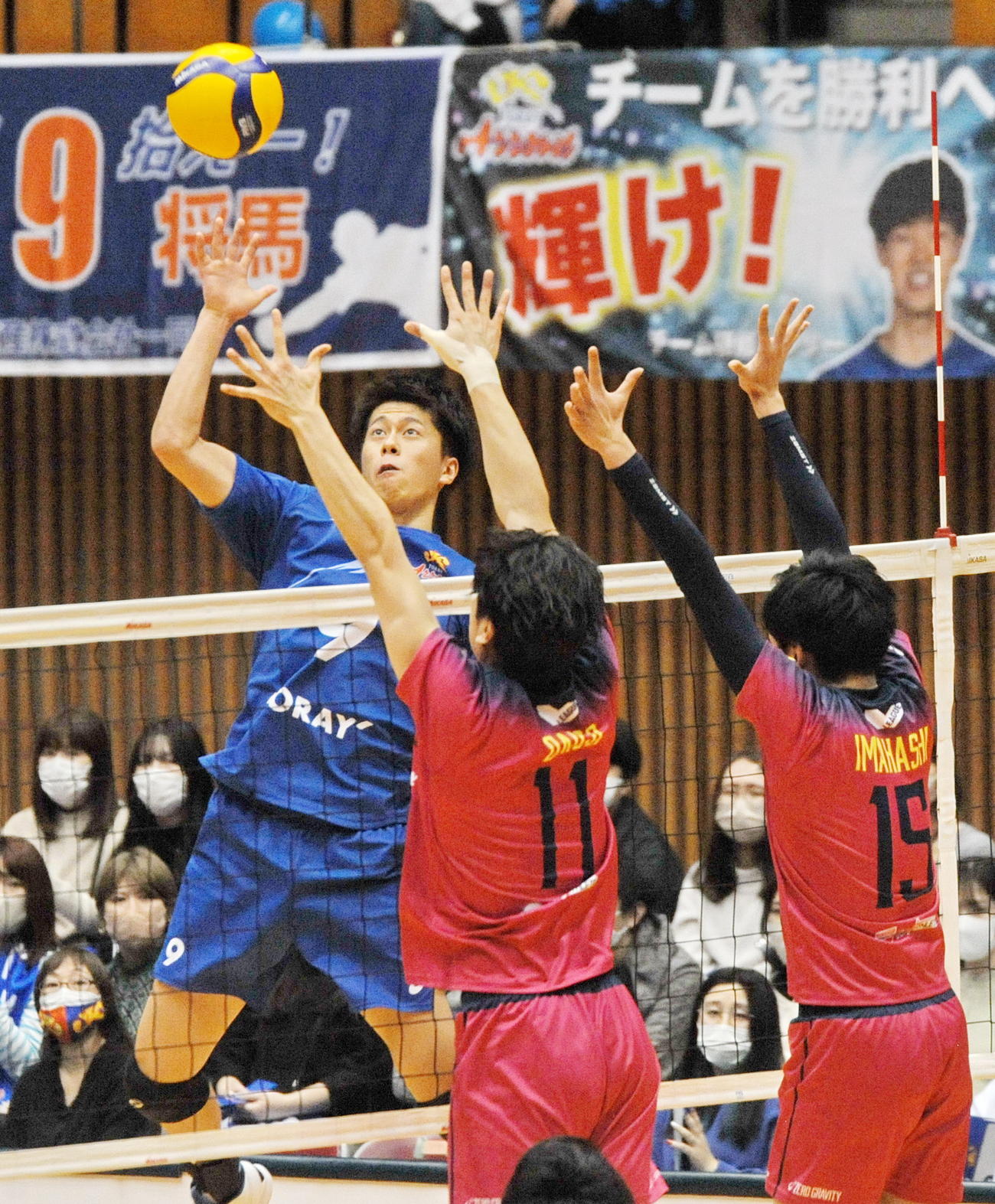 フェイントを決める東レOH富田（左奥）