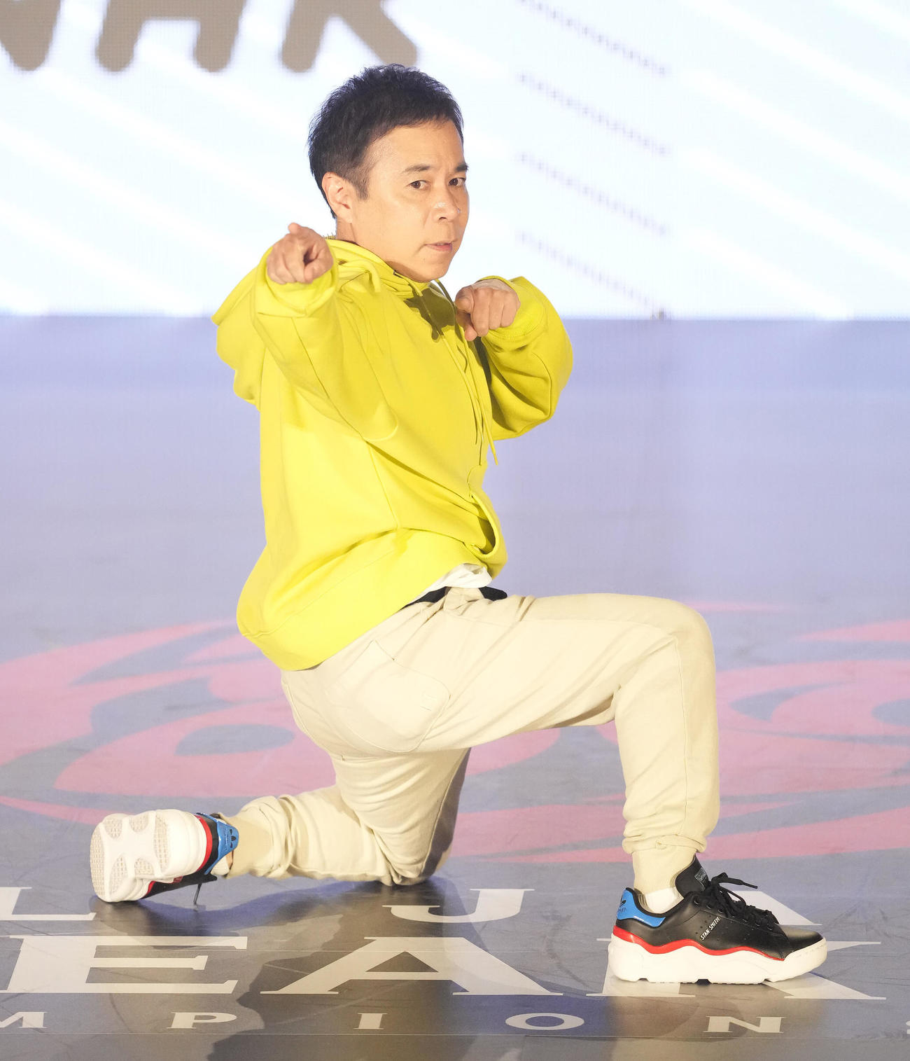 声援に応え、急きょブレイクダンスを披露する岡村隆史（撮影・鈴木みどり）