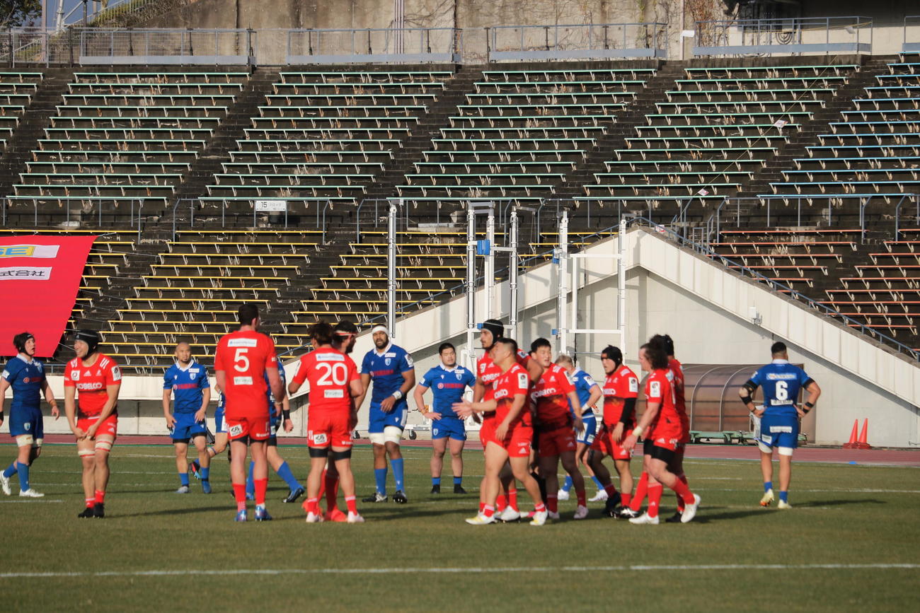 終了間際の逆転で2連勝を飾り喜ぶ神戸のメンバー