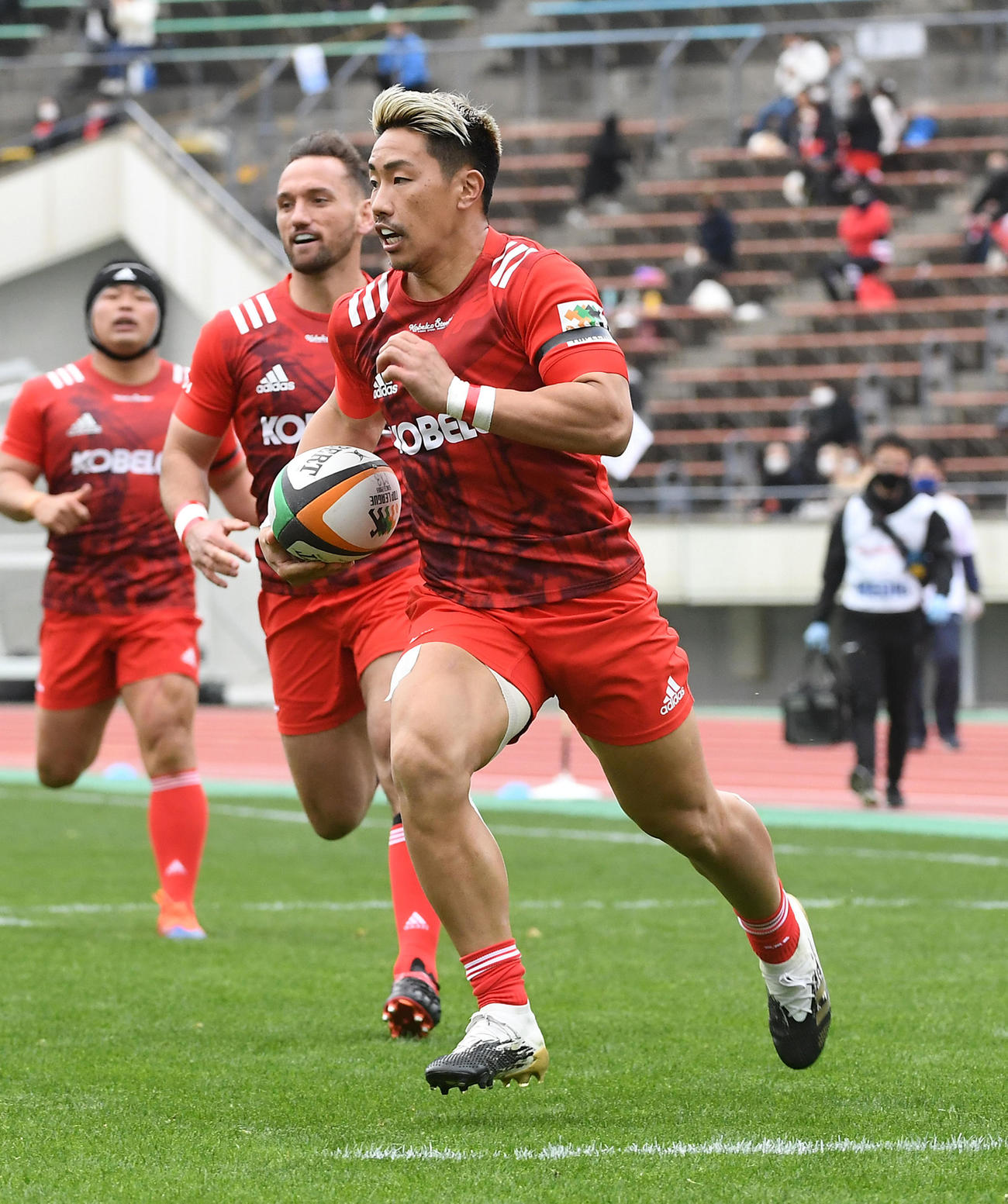 2021年3月、プレーする神戸WTB山下楽平