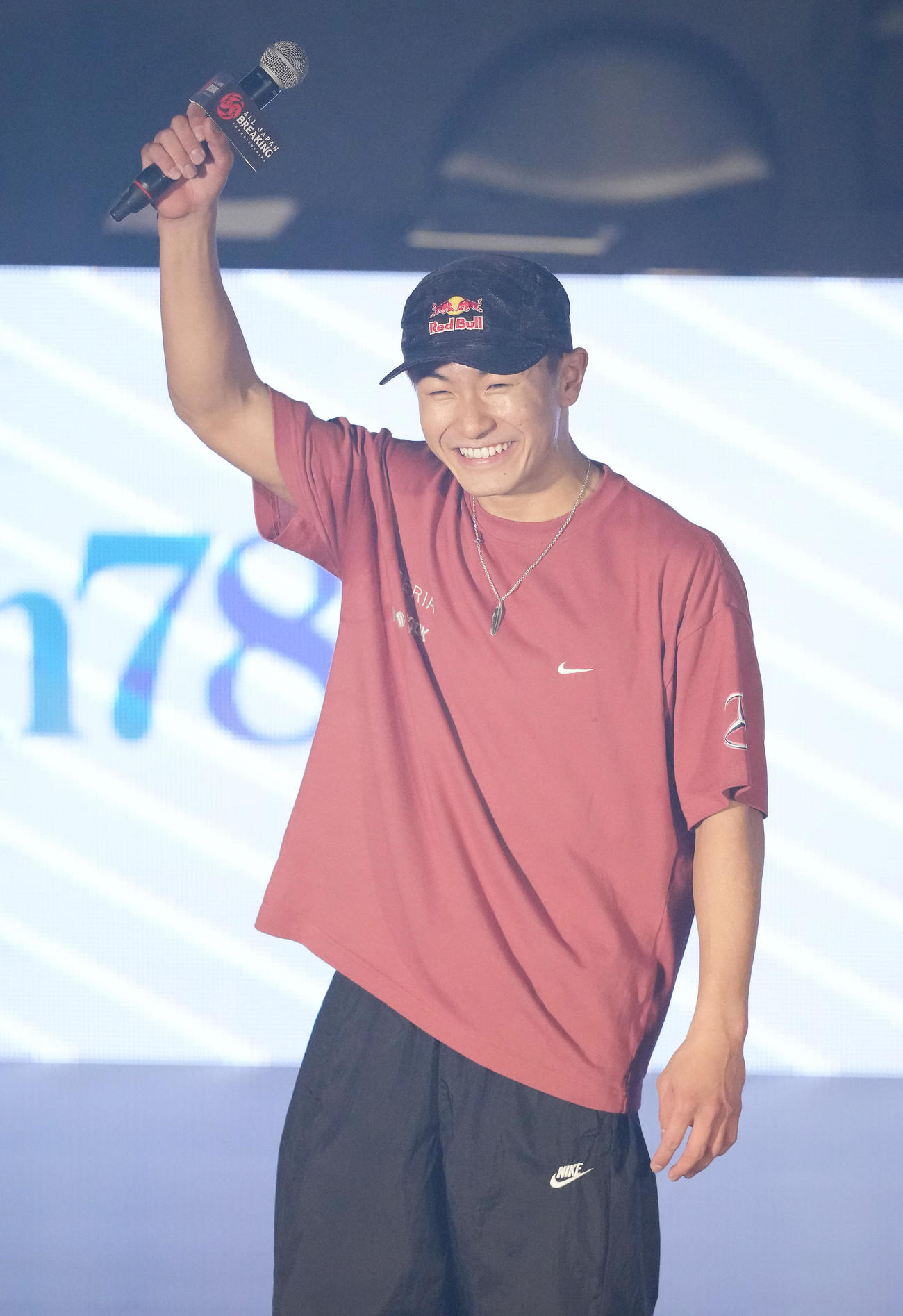 オープン男子で優勝し、笑顔で声援に応えるSHIGEKIXこと半井重（撮影・鈴木みどり）