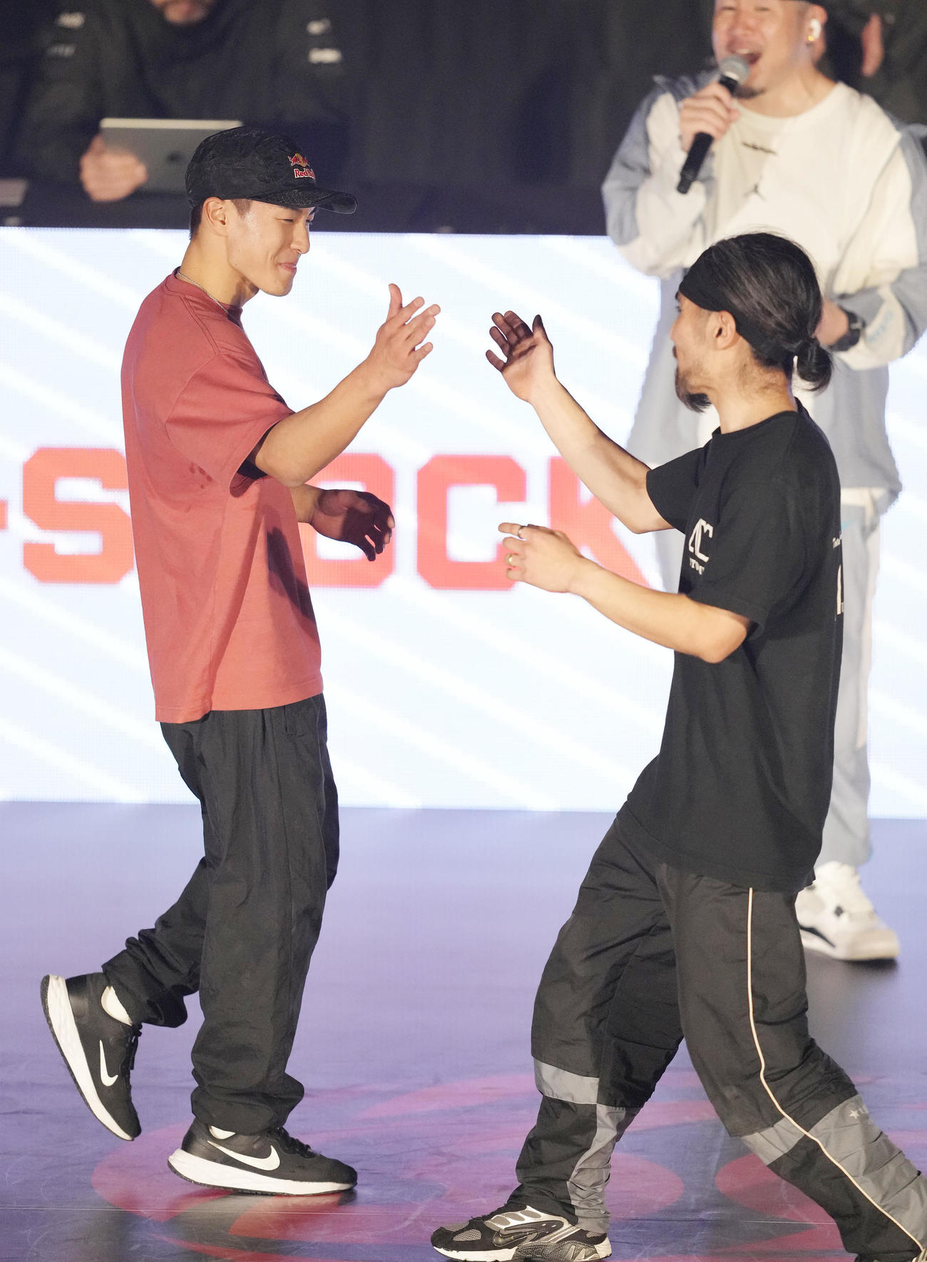 オープン男子で優勝したSHIGEKIXこと半井重（左）はSHADEこと岡田と健闘をたたえ合う（撮影・鈴木みどり）