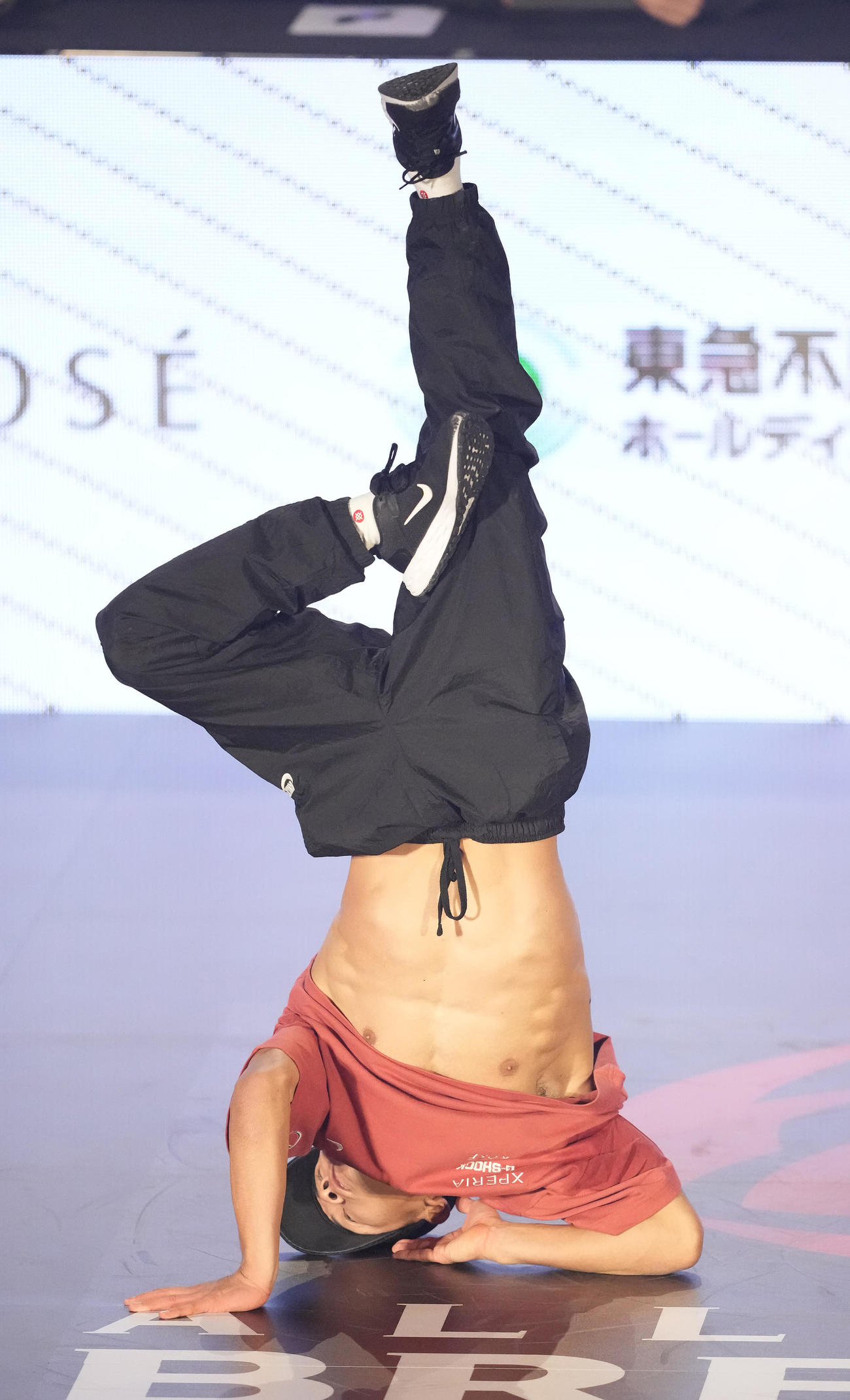 オープン男子TOP8　パフォーマンスするSHIGEKIXこと半井重（撮影・鈴木みどり）