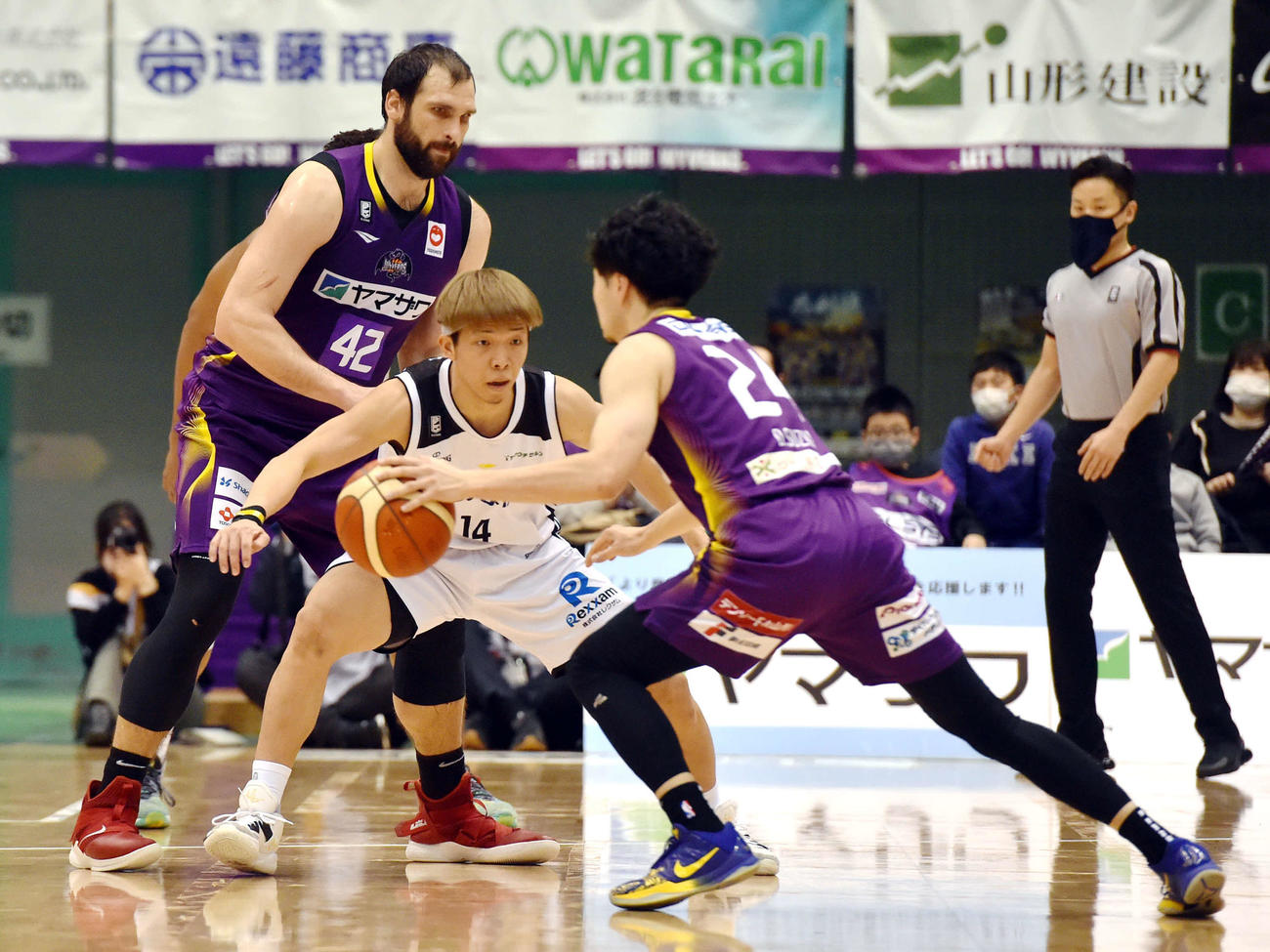第4Q、香川久岡（中央）にスクリーンをかける山形コッツァー