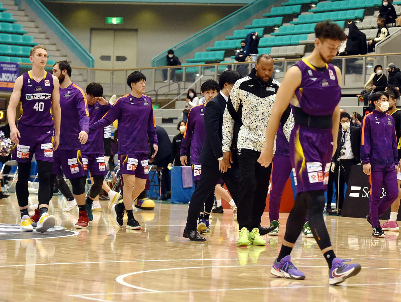 山形真庭（右）らは、香川に5点差で競り負け、肩を落とす