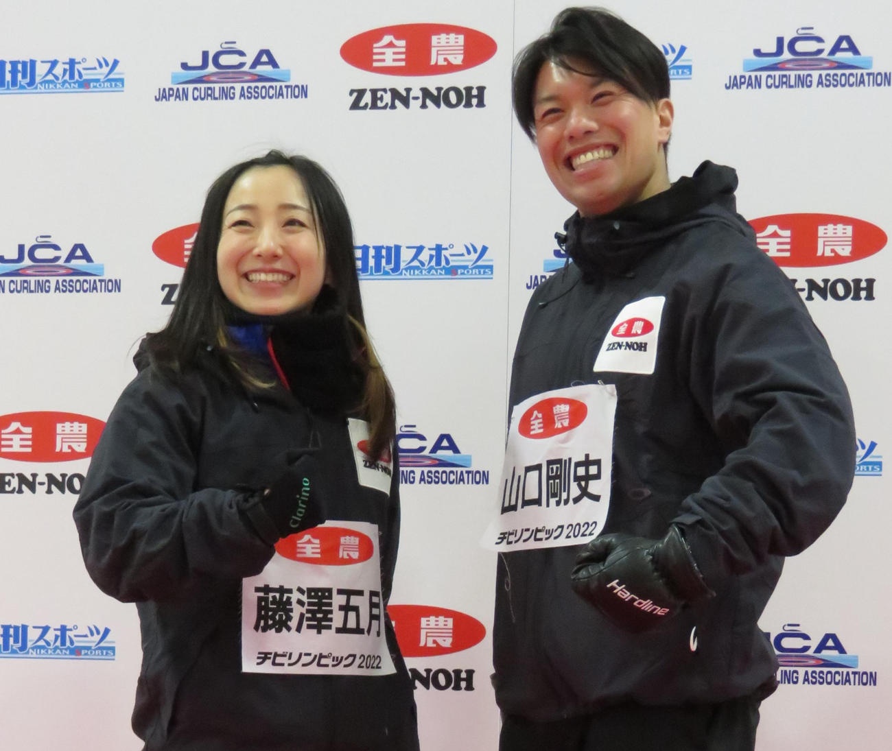藤沢五月（左）と山口剛史（2022年12月25日撮影）
